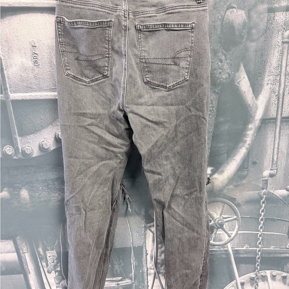 American Eagle Black distressed 8 long strigid mom jean - Picture 10 of 15